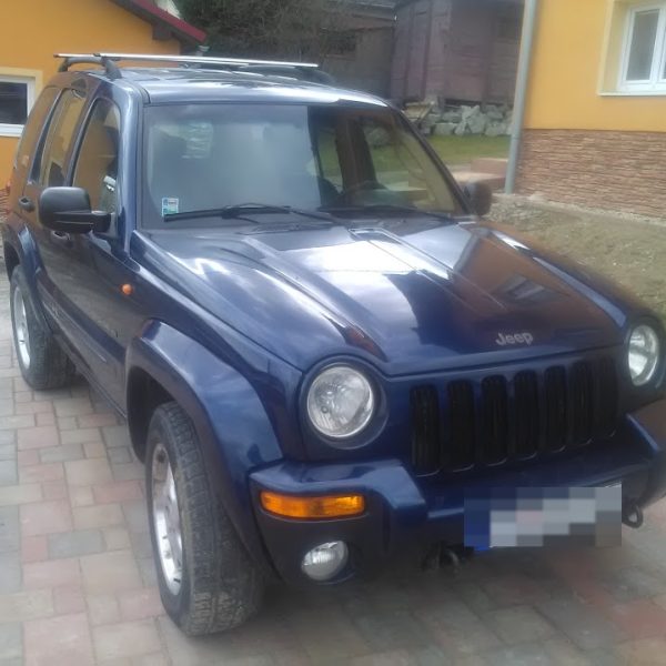 Vozidlo Jeep odstavené na dvore pred prácami na LPG systéme