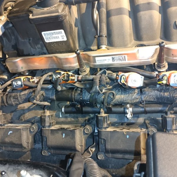 Vstrekovacia lišta LPG a kabeláž osadená v motorovom priestore