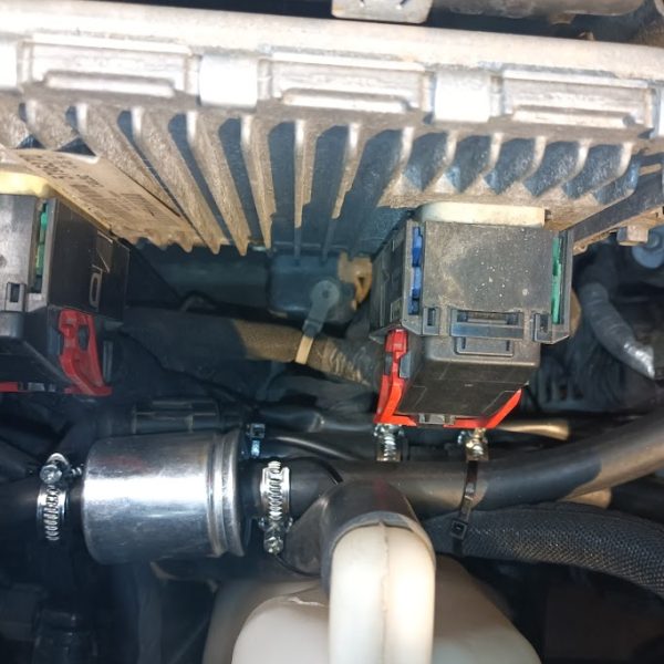 Komponent LPG systému uchytený v motorovom priestore