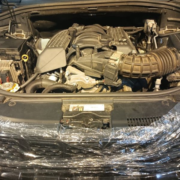 Motorový priestor prekrytý ochrannou fóliou počas montáže LPG