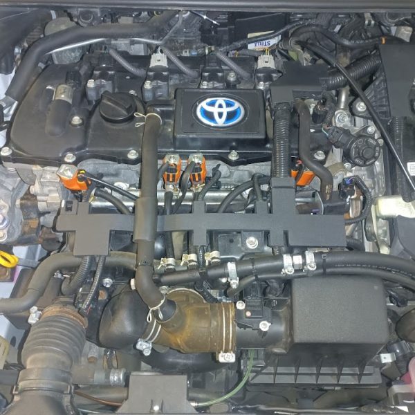 Motorový priestor vozidla Toyota s namontovanými komponentmi LPG